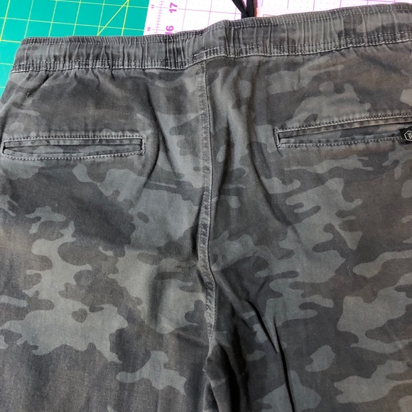 EUC Men’s West 49 Camo Joggers - Picture 6 of 7
